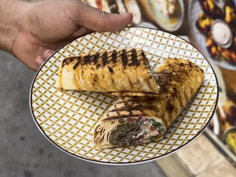 Avant : un wrap grillé photographié au téléphone, devant la vitrine