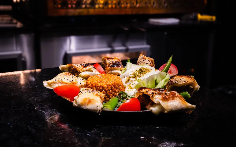 Assiette de mezzés et grillades vue de trois quarts, photo culinaire au restaurant Borgini