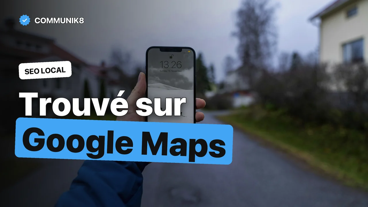 Main tenant un smartphone dans une rue, à la recherche d’un commerce