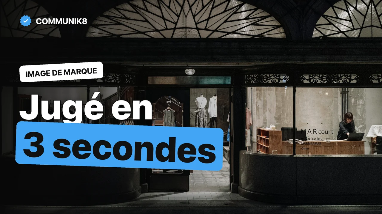 Boutique de vêtements illuminée la nuit, avec une vitrine soignée