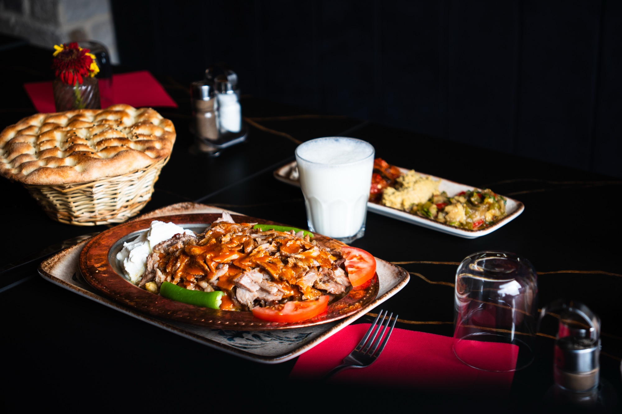 Assiette généreuse et pain maison servis au restaurant Borgini Melun