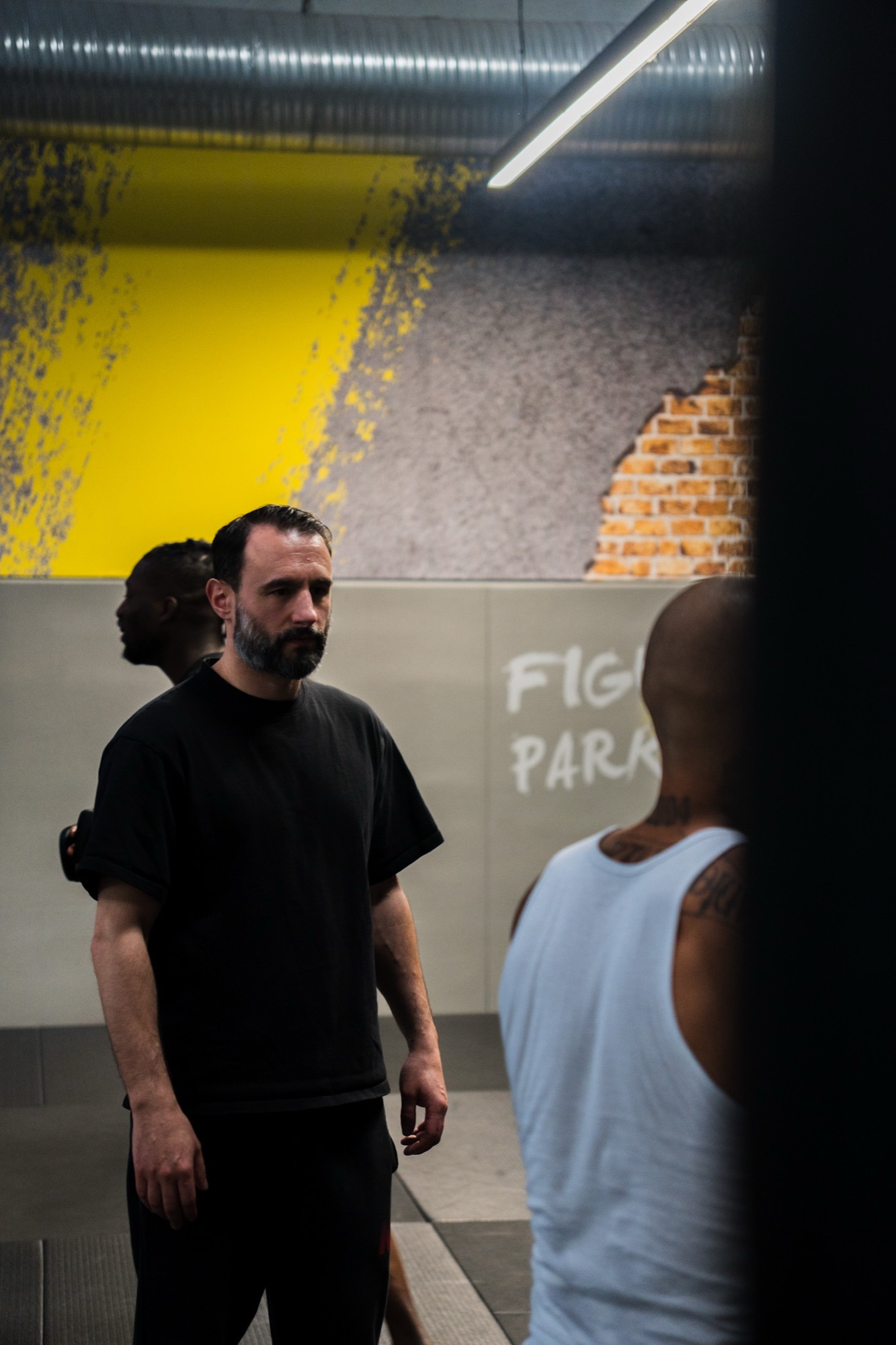 Mental ADN (Karim Ghassal) encadrant un client à la mise des gants de boxe
