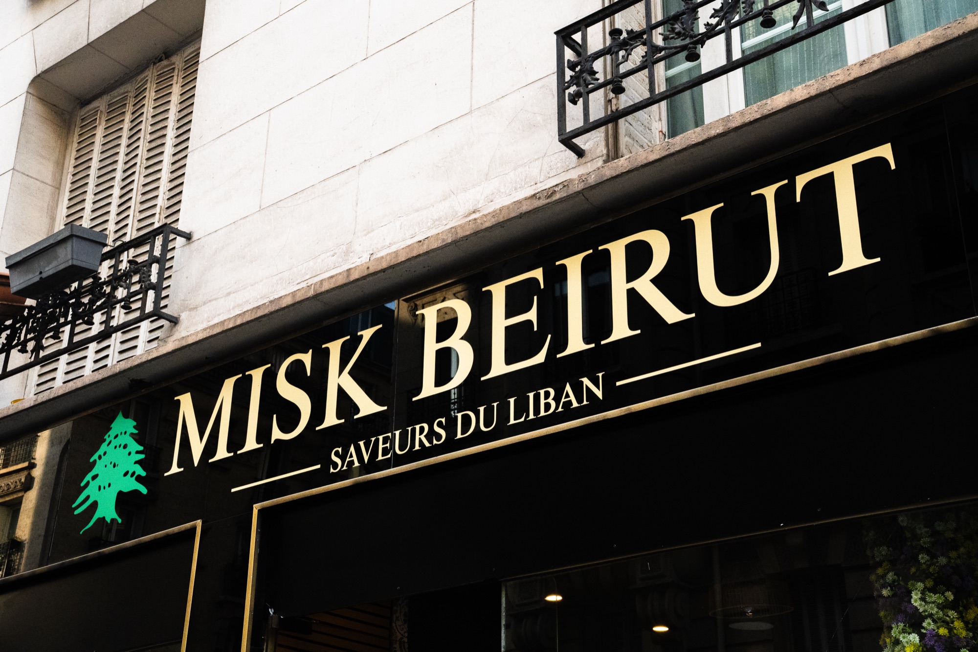 Enseigne du restaurant Misk Beirut, vue en contre-plongée